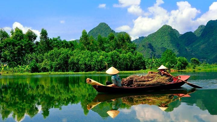 Phương Oanh diện set đồ 50 - Cảm hứng video marketing từ Hotspot Matrix
